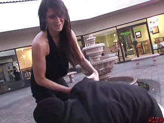 Stiefmutter schleppt jungen Kerl zum Sex ab