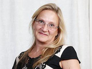 Amerikanische Milf Mary strippt und spielt Büroangestellte im Büro