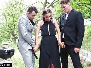 Eveline dellai bläst und fickt zwei Schwänze gleichzeitig