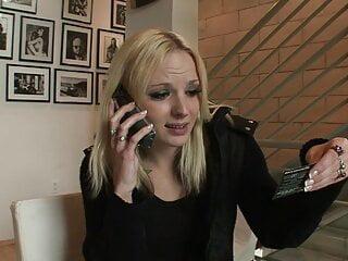 Teen Faye Reagan reitet auf einem schwarzen Schwanz