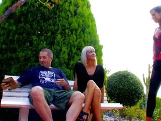 Zwei schlanke deutsche Girls treiben es im Freien