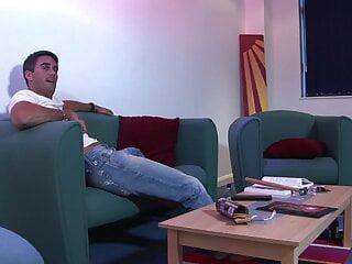 Armes Mädchen ist so geil dass zwei Schwänze gleichzeitig in ihr stecken