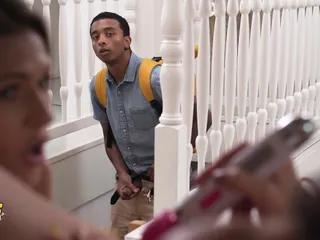 Faketaxi - der schwarze Kerl fickt die beiden sexy Girls in der Videothek