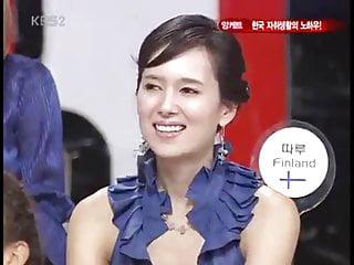 Mis schiebt sich eine Flasche in die Möse