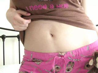 Scharfes Babe in sexy Unterwäsche ist stolz auf ihren Körper