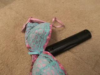 Natürliches schwarzes Mädel ist eine Schlampe die es mit großen Schwänzen treibt