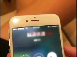 Die schöne Asiatin verführt den Bruder ihres Freundes zum Sex mit einem Vibrator