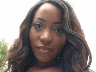 Heisse Brünette bläst ihrem schwarzen Lover einen