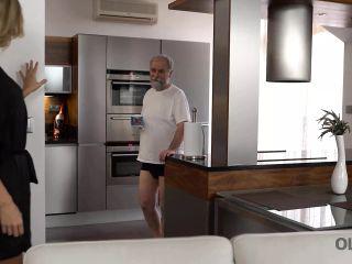 Alter Mann hat seine Freundin an seinen Kumpel ausgeliehen