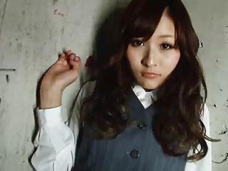 Süße Japanerin arbeitet nach dem Sex an ihrem Sklaven