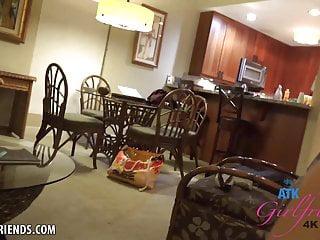 Die geile Amber will die füsse geleckt bekommen - Footjob mit der geilen Freundin