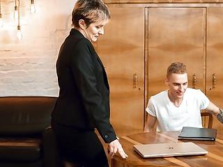 Die Lehrerin verführt den jungen Mann zum Sex