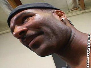 Dickbusige Brünette fickt den schwarzen Hengst für ihren Weihnachtsmann