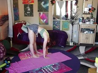 Kurze Röcken in sexy Klamotten kommen auf ihre Kosten