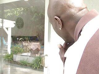 Geiler schwarzer Hengst bekommt Blowjob von zwei heissen Babes