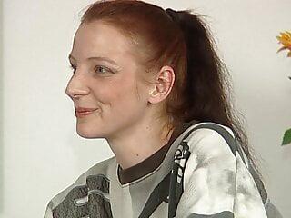 Rothaarige bekommt ihren ersten Dildo in die Pussy